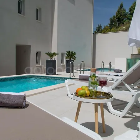 Smaragd - Rubin - Luxury With Shared Pool Makarska